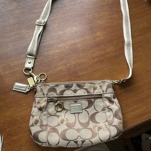 Coach poppy hearts gold crossbody swingpack rare